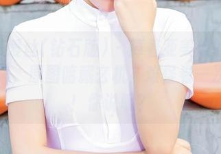 AISS爱丝(钻石版) – 捧着亚美依的粉色写真集，原图暗藏玄机，难怪看一次不止！你说呢？