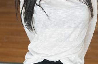 HuaYang花漾 – 婚纱照里无圣光，张思允Nice刚好和白纱一起融入幽暗之中！