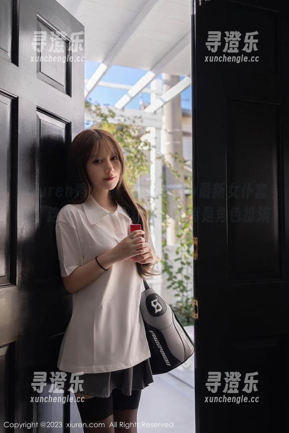 Xiuren秀人网-雨儿baby Xiuren秀人网 - 雨儿baby最新女仆套图,这身打扮真心让人分不清是角色扮演还是生活方式。
