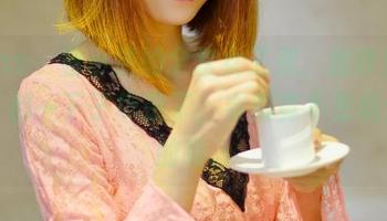 pans – 看小倩的全套女王照，我咋觉得屋子都一下子华贵了，衣服真不是随便搭的嘛。