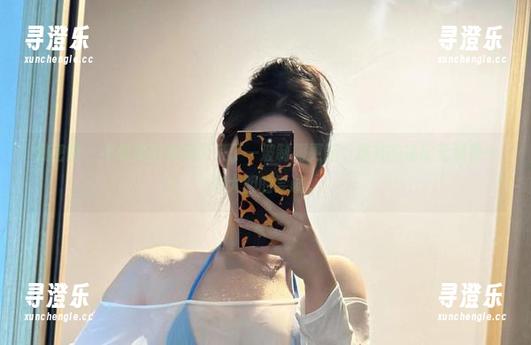 不爱笑的赛琳 微密圈 - 不爱笑的赛琳又来了一波制服更新,这样的搭配无疑是一次大胆的尝试。