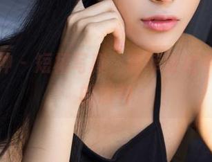 克拉女神 – 短裙写真，菲菲在线中我沉迷的眼神
