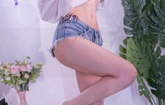 漂亮得让人侧目：千反田鹿子的最新罩纱豹纹泳装，还得咂摸