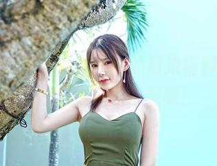 嗲囡囡 – 看看伊蓓Eva的厨娘福利原图，手里的锅也在冒烟呢！
