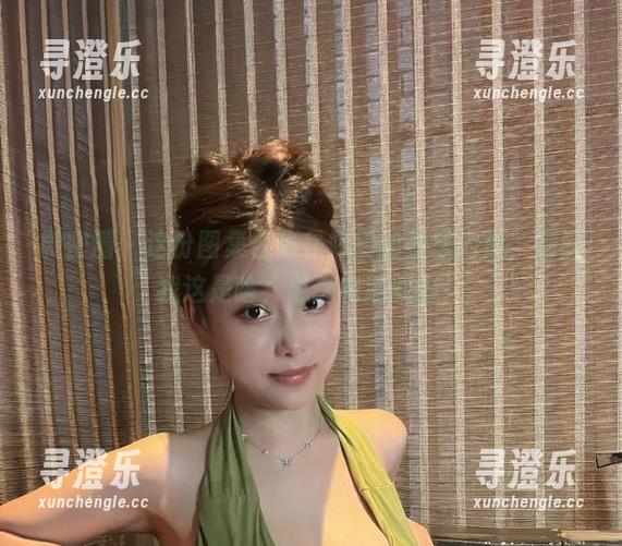 奶雯 微密圈 - 这份图集合集是奶雯的墨绿内裤,别问我这是啥,总之有趣就好!
