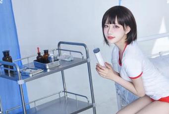 她把泳衣穿得如此出彩，小鹿鹿shika的美图让我感到一丝嫉妒