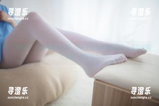 少女秩序-小鱼 少女秩序 - 小鱼的棉袜套图:这袜子也太适合自拍了,我好想脱了我的…哦等等!