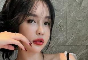 微密圈 – 看！张鑫baby的最新图包，纯白得就像刚出炉的棉花糖。