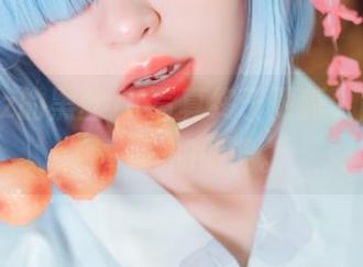 晕崽Zz的黑丝JK写真终于更新，散发着不一样的调调。