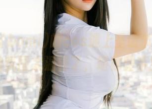当普美(bomi)的cos遇上圣诞节，图片里的氛围太温馨了，堪称暖手宝！