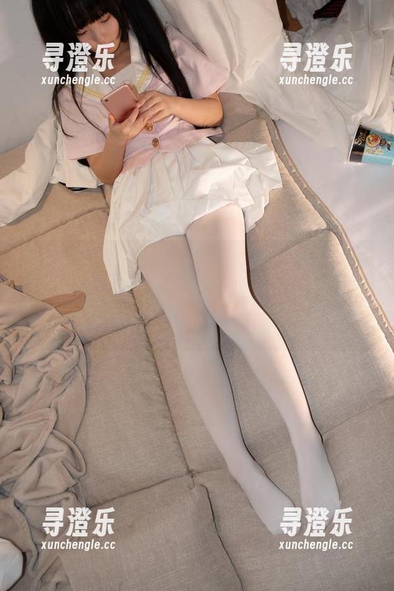 森萝财团 蓝白条纹胖次的果敢和黑丝的自信,森萝财团似乎在说:“无圣光,这才是真正的时尚呀!”