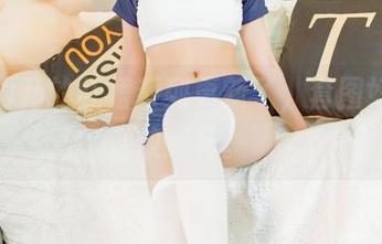 清水由乃的红裙系列更新了，套图好像在放烟花。