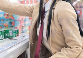 泳池里的北斋到此一游：爱老师_PhD私拍的泳装，清凉一夏！