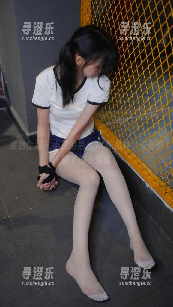 紧急企划-小恩 紧急企划 - 小恩的黑丝JK作品集,光影交错下的小情绪