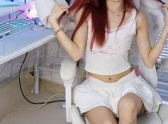 绮梦摄影 – 免费图集——小艺的办公室：看她如何把坐职务变成了职场时尚秀。