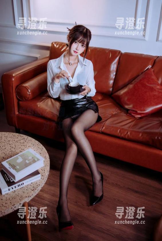 羽生三未 把校服拍成美图,羽生三未为你带来‘绝对不打扰’的课堂照!