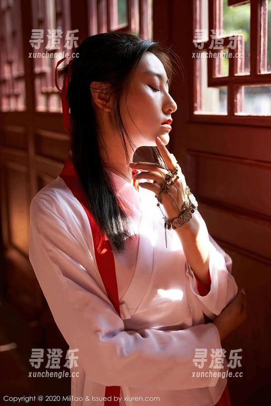 蜜桃社-蜜蕊Mary 蜜桃社 - 蜜蕊Mary短裤出镜,图库里每一张高清都像是偷偷在窥探什么。