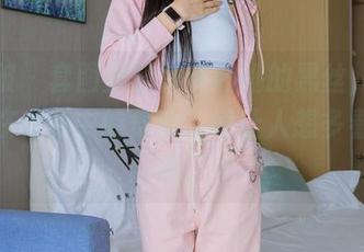 袜啵啵 – 套图里的稚予和她的黑丝，透明脚尖在光影中的舞动，好让人想多看几眼啊。