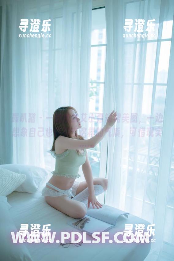 轰趴猫-艾小青 轰趴猫 - 一边欣赏艾小青短裙美图,一边想象自己也能拍出这样的气质,可惜现实……