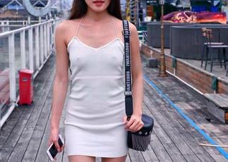 魔镜街拍 – 薄丝包臀灰裙搭配轻松午后，婷婷的美图更新惹人想入非非。
