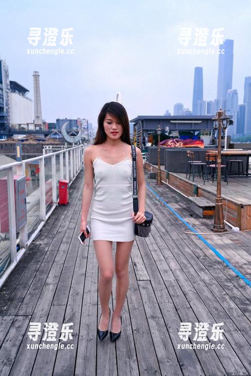 魔镜街拍-婷婷 魔镜街拍 - 薄丝包臀灰裙搭配轻松午后,婷婷的美图更新惹人想入非非。