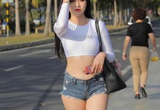 魔镜街拍 – 艾小青的私拍，超短裙写真，肉丝然而这腿！我眼睛要怀孕了吧
