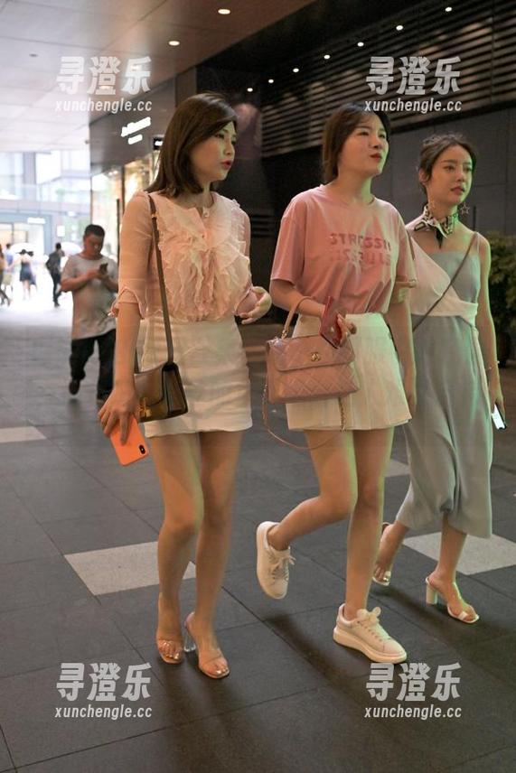 魔镜街拍 魔镜街拍-原图合集,女子在制服中的轻盈,那长腿和肉丝的华丽组合让人难以自持。