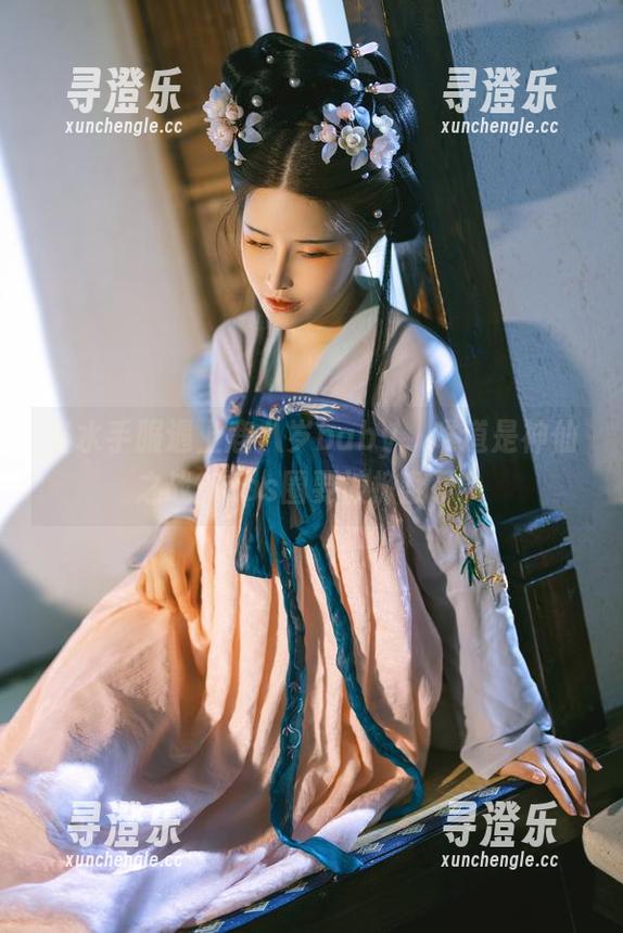 鹿八岁baby 当水手服遇上鹿八岁baby,难道是神仙之战?cos圈要被掀翻了?